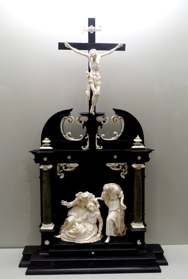 Family Altar with the Crucified Christ, by Georg Kriebel the Elder, c. 1620-1525, ivory - Bode-Museum - DSC03438