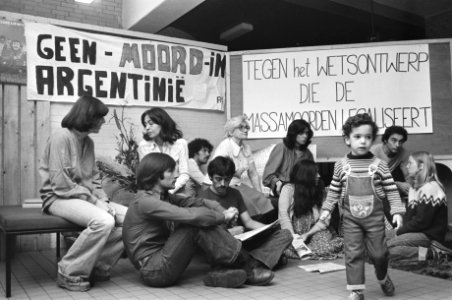 Familieleden van vermisten in Argentinië houden een hongerstaking in de Mozes e…, Bestanddeelnr 930-4157