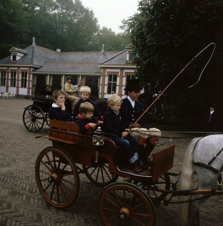 Familie van Vollenhoven en koets (bij het Loo ) de Prinsjes in de koets, Bestanddeelnr 253-8008
