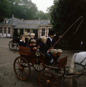 Familie van Vollenhoven en koets (bij het Loo ) de Prinsjes in de koets, Bestanddeelnr 253-8008