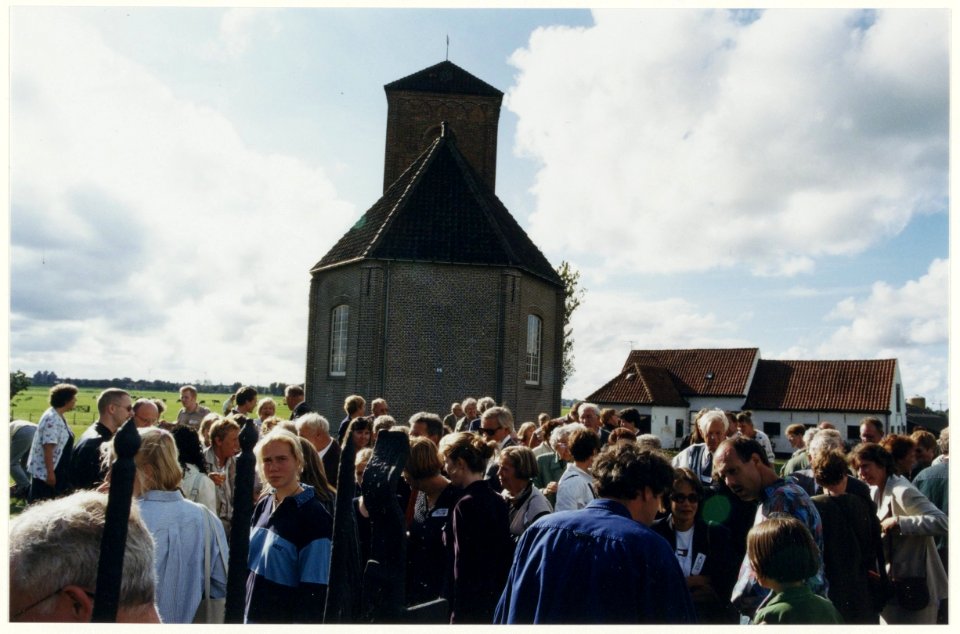 Familieleden van het geslacht Dijkzeul bijeen bij de Stompe Toren te Spaarnwoude. NL-HlmNHA 54037236