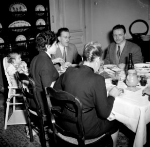 Familie met gasten aan de maaltijd, Bestanddeelnr 252-9364