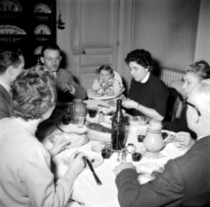 Familie met gasten aan de maaltijd, Bestanddeelnr 252-9362