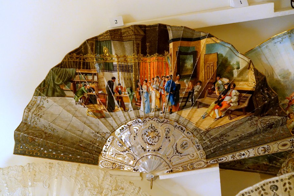 Fan depicting a monastery library, Spain, late 1800s, mother of pearl, paper, gold, from the collection of Princess Viktoria Luise of Prussia - Braunschweigisches Landesmuseum - DSC04906