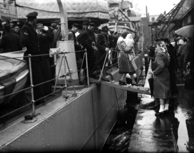 Familieleden verlaten het schip J. van Galen, Bestanddeelnr 902-4450