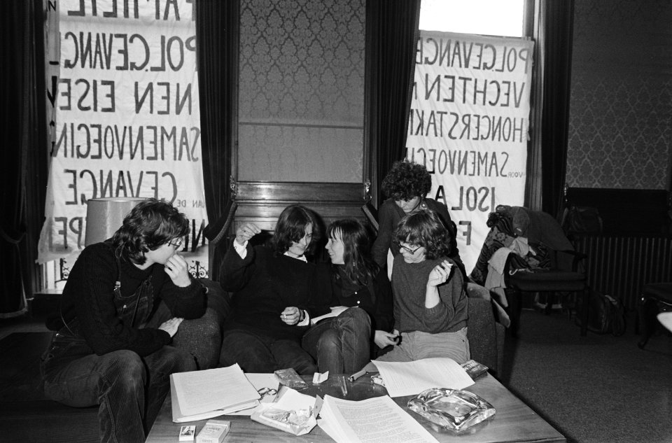 Familieleden RAF-gevangenen in Duitsland hebben Goethe-instituut aan Amsterdamse Herengracht bezet, enige bezetters in het Goethe-instituut, Bestanddeelnr 931-3942