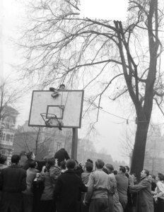 Famos duel op Museumplein om de beer, Bestanddeelnr 906-9187