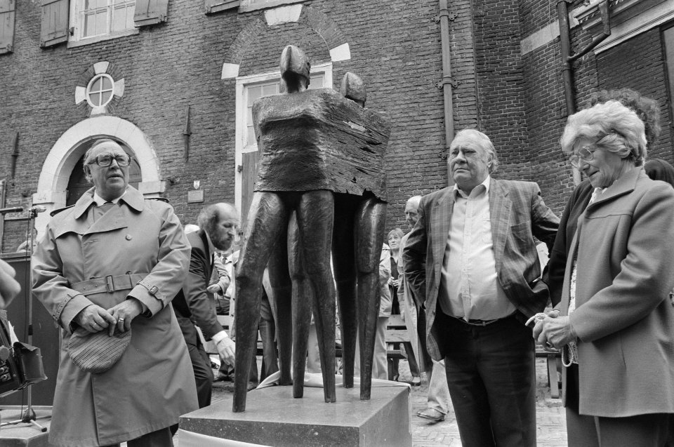 Familie van slachtoffers van het Jordaanoproer rond het monument, Bestanddeelnr 934-0005