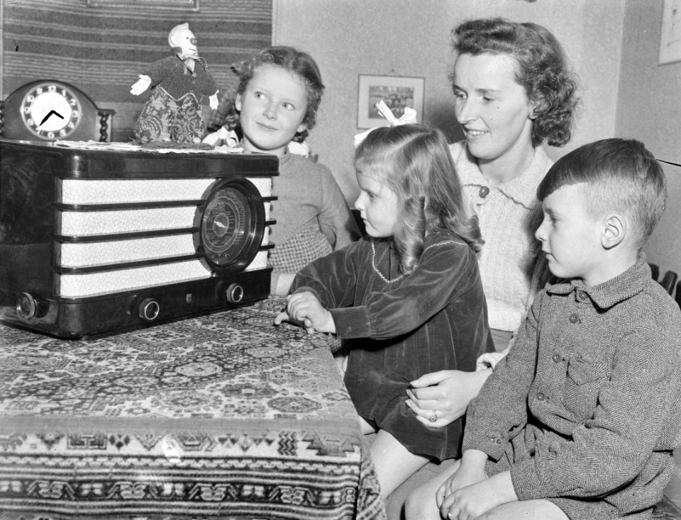 Familie Smit luistert naar uitzending radio, Bestanddeelnr 901-9628