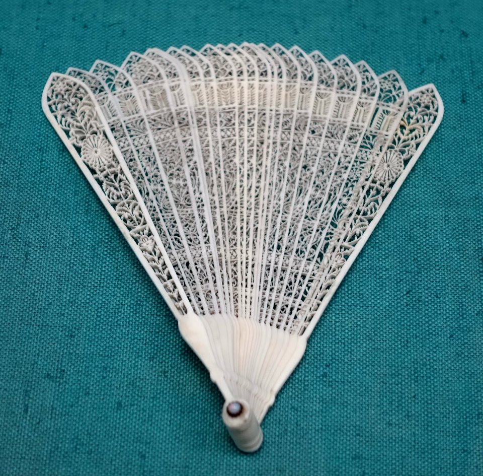 Fan, probably from France, 1800-1825, ivory - Germanisches Nationalmuseum - Nuremberg, Germany - DSC03131
