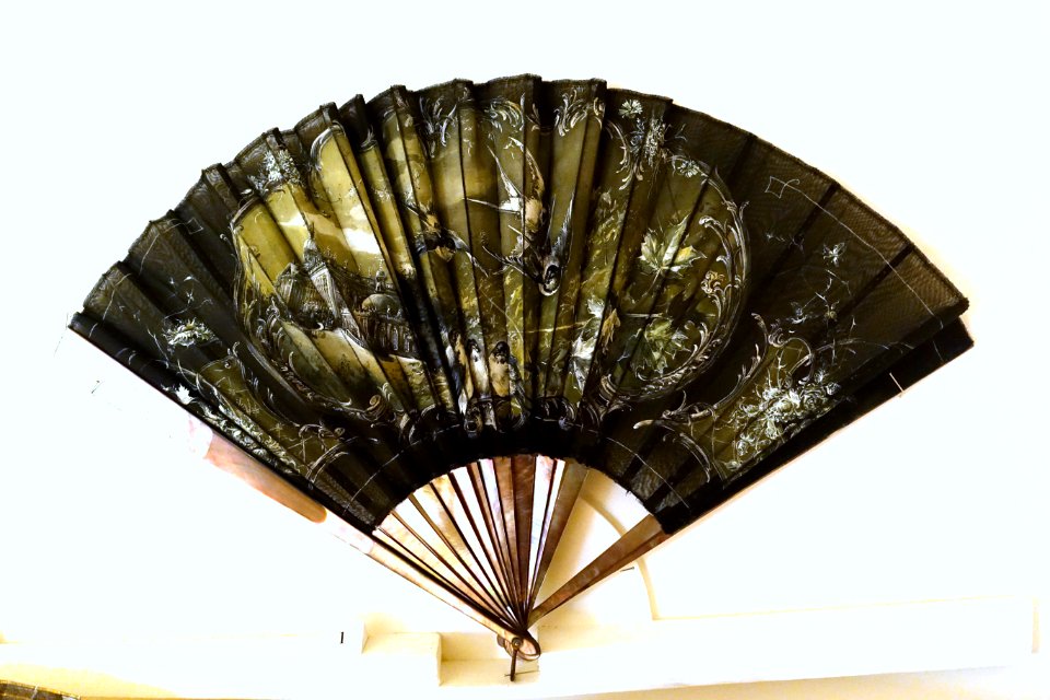 Fan depicting the New Palace in Potsdam, Berlin, early 1900s, mother of pearl, batiste, from the collection of Princess Viktoria Luise of Prussia - Braunschweigisches Landesmuseum - DSC04904