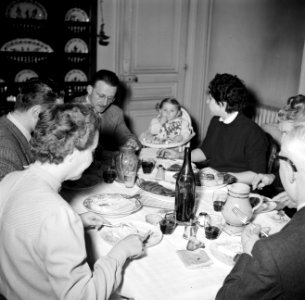 Familie met gasten aan de maaltijd, Bestanddeelnr 252-9363