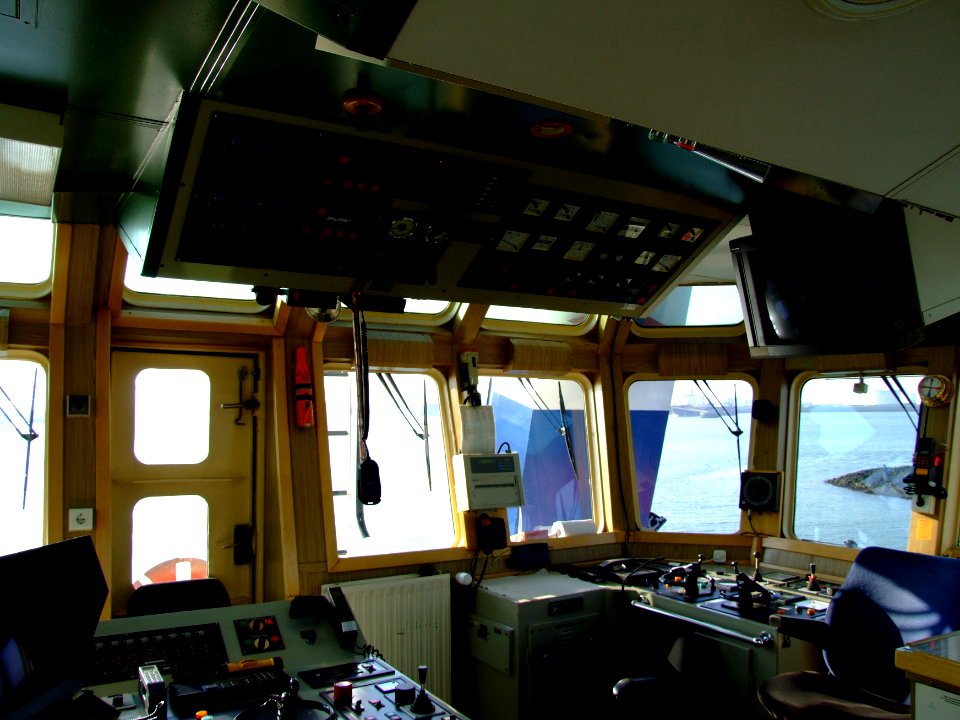 Fairplay-21 IMO 9148752 p7 on the bridge 01-Apr-2007