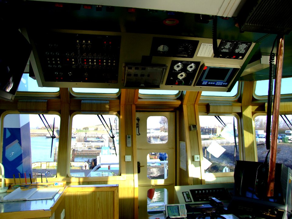 Fairplay-21 IMO 9148752 p4 on the bridge 01-Apr-2007