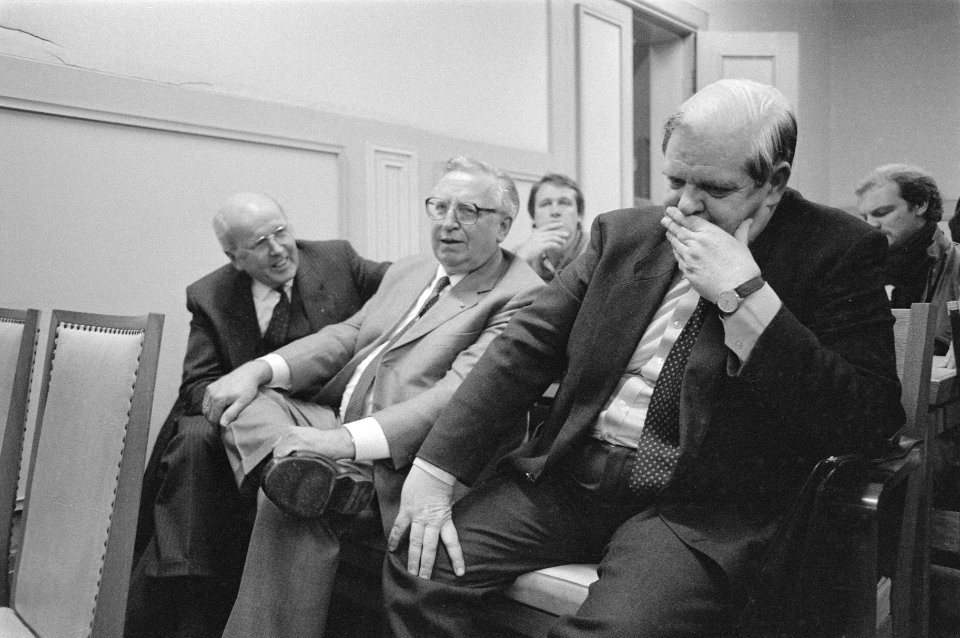 Faillissementaanvrage voor de ADM voor de Amsterdamse rechtbank v.l.n.r. Bosman, Bestanddeelnr 933-2109