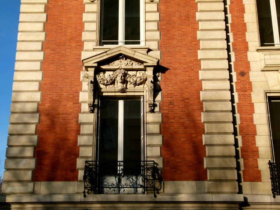 Façade d'immeuble (détail) 1 rue Bayard