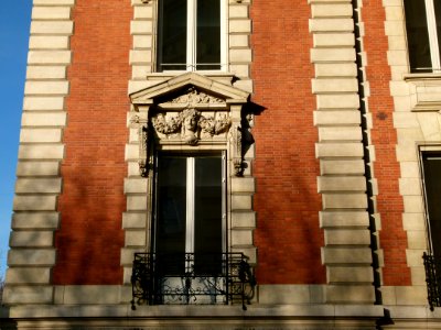 Façade d'immeuble (détail) 1 rue Bayard