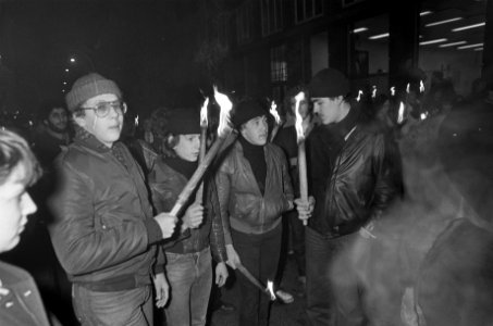 Fakkeloptocht op het Rokin in Amsterdam, ter nagedachtenis van John Lennon hier, Bestanddeelnr 931-2023