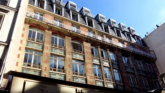 Façade du bâtiment au numéro 18 de la rue du Faubourg du Temple, Paris