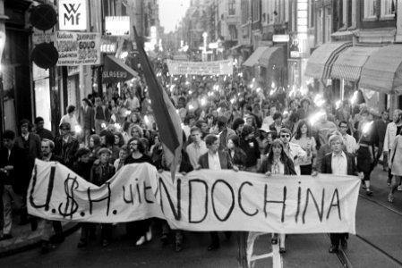 Fakkeloptocht tegen Amerikanen in Indo China van jongeren in Amsterdam demonstr, Bestanddeelnr 923-5766