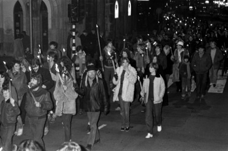 Fakkeloptocht op het Rokin in Amsterdam, ter nagedachtenis van John Lennon hier, Bestanddeelnr 931-2022