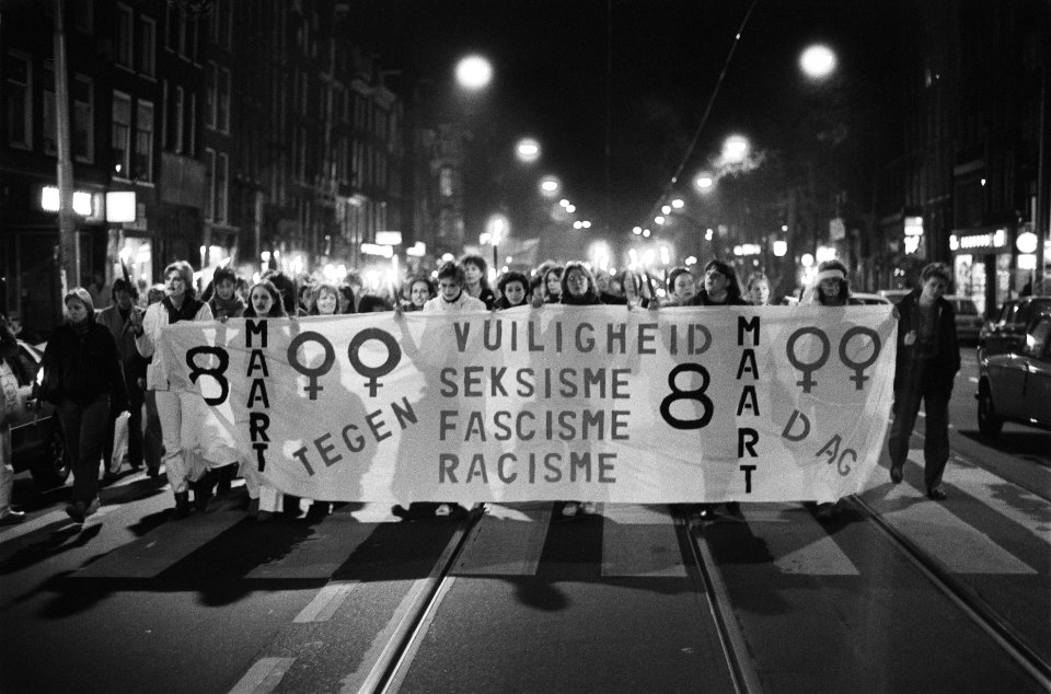 Fakkeloptocht in kader van Internationale Vrouwendag door Amsterdam. Beeld van d, Bestanddeelnr 932-0280