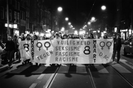 Fakkeloptocht in kader van Internationale Vrouwendag door Amsterdam. Beeld van d, Bestanddeelnr 932-0280