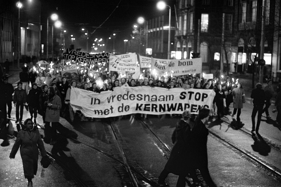 Fakkeloptochten, betogingen, vrouwen, Bestanddeelnr 931-8284