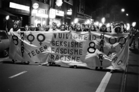 Fakkeloptocht in kader van Internationale Vrouwendag door Amsterdam. Beeld van d, Bestanddeelnr 932-0281