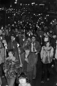 Fakkeloptocht op het Rokin in Amsterdam, ter nagedachtenis van John Lennon hier, Bestanddeelnr 931-2024