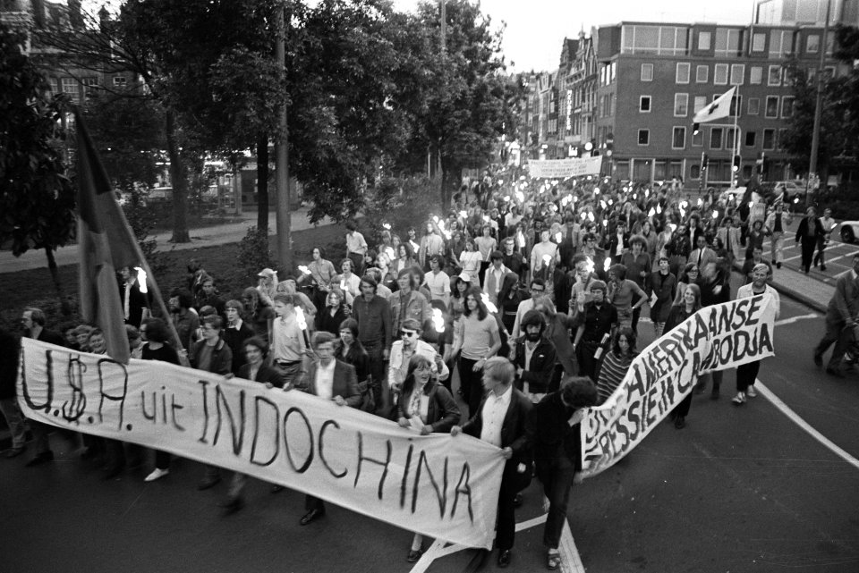 Fakkeloptocht tegen Amerikanen in Indo China van jongeren in Amsterdam demonstr, Bestanddeelnr 923-5767