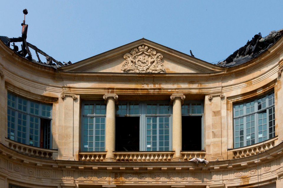 Façade cour d'honneur après incendie hôtel Lambert Paris