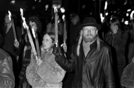 Fakkeloptocht op het Rokin in Amsterdam, ter nagedachtenis van John Lennon hier, Bestanddeelnr 931-2021