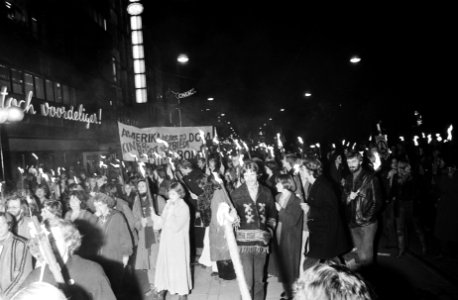 Fakkeldemonstratie tegen Neutronenbom in Amsterdam, Bestanddeelnr 929-9660