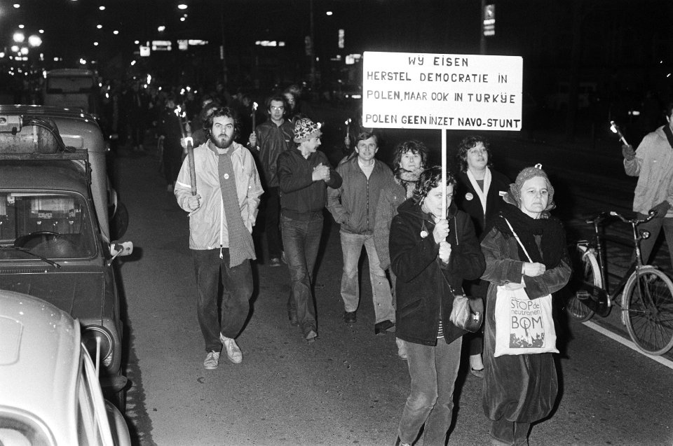 Fakkeloptocht voor Polen in Amsterdam door FNV en CNV georganiseerd. Demonstrati, Bestanddeelnr 931-9435