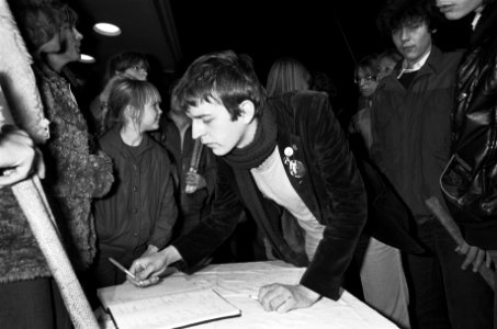 Fakkeloptocht ter nagedachtenis John Lennon in Amsterdam waaraan ongeveer 1000 m, Bestanddeelnr 931-2025