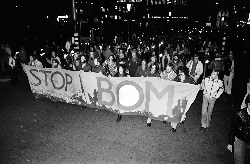 Fakkeldemonstratie tegen Neutronenbom in Amsterdam, Bestanddeelnr 929-9659