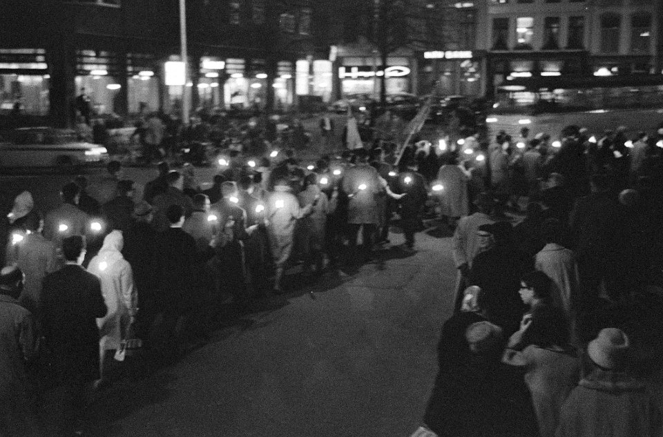 Fakkeloptocht van Hongaarse vluchtelingen in Den Haag ter herdenking van de opst, Bestanddeelnr 913-1325