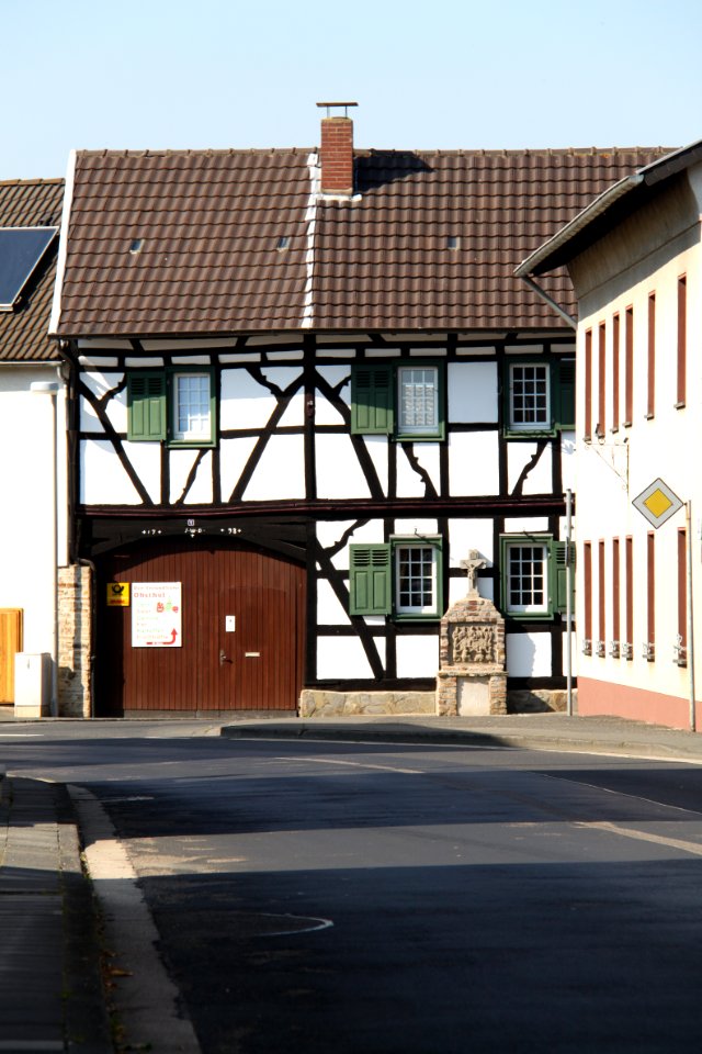 Fachwerkhaus und Prozessionsaltar, Meckenheim Ersdorf, Pater-Müller-Straße 1 (1)