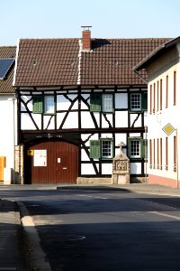 Fachwerkhaus und Prozessionsaltar, Meckenheim Ersdorf, Pater-Müller-Straße 1 (1)