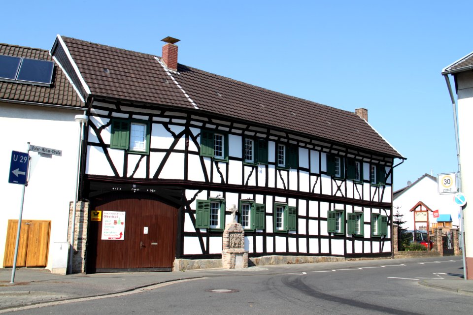 Fachwerkhaus und Prozessionsaltar, Meckenheim Ersdorf, Pater-Müller-Straße 1 (2)