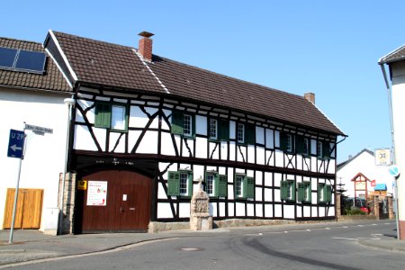Fachwerkhaus und Prozessionsaltar, Meckenheim Ersdorf, Pater-Müller-Straße 1 (2)