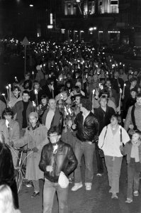 Fakkeloptocht op het Rokin in Amsterdam, ter nagedachtenis van John Lennon hier, Bestanddeelnr 931-2020