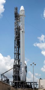 Falcon 9 carrying CRS-7 Dragon on SLC-40 pad (19045370790) cropped