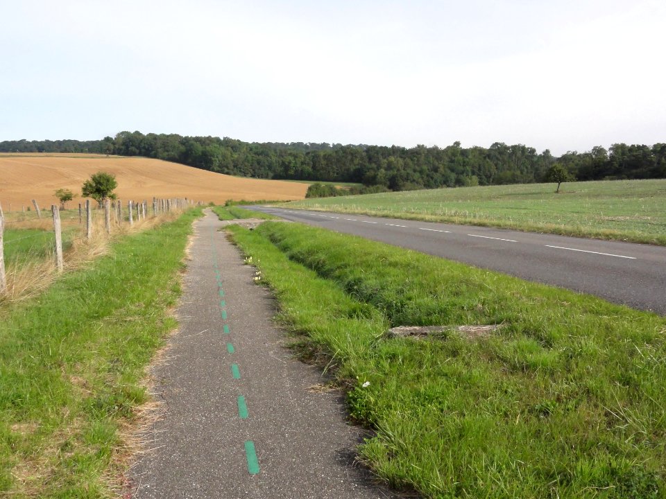 Fains-Véel (Meuse) Véel piste cyclable de Véel à Fains