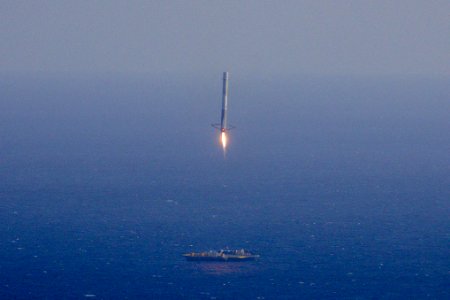 Falcon 9 first stage attempts landing on ASDS after CRS-6 (17170624412, crop)