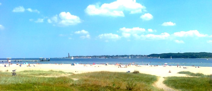 Falckensteiner Strand im Hintergrund das Ehrenmal Laboe