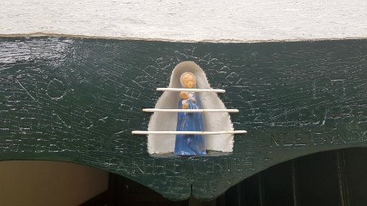 Epen-Mariabeeldje in gevel Kapelaan Houbenstraat 18 (4)