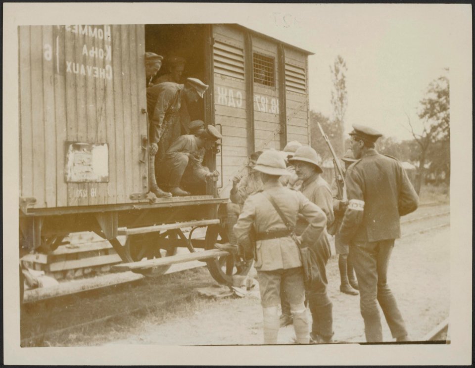 Entraining German prisoners captured on the Balkan front, Bestanddeelnr 158-2472