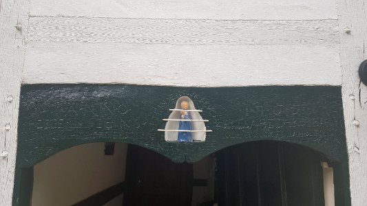 Epen-Mariabeeldje in gevel Kapelaan Houbenstraat 18 (3)